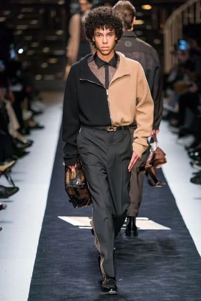 Look 16
